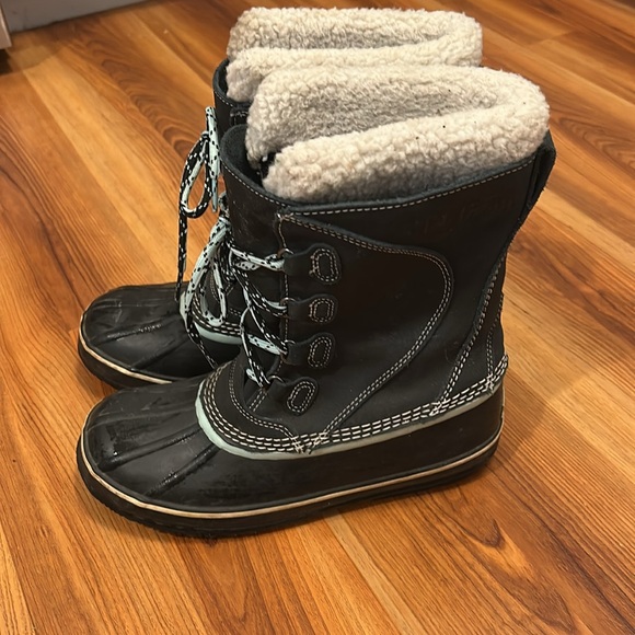 L.L. BEAN women's lace-up waterproof insulated winter boots size 8 - Picture 2 of 8